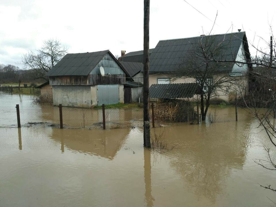 Ужасающий паводок на Закарпатье: уровень воды может достигнуть критической отметки, уже сотни подтопленных домов, - свежие кадры и новые подробности