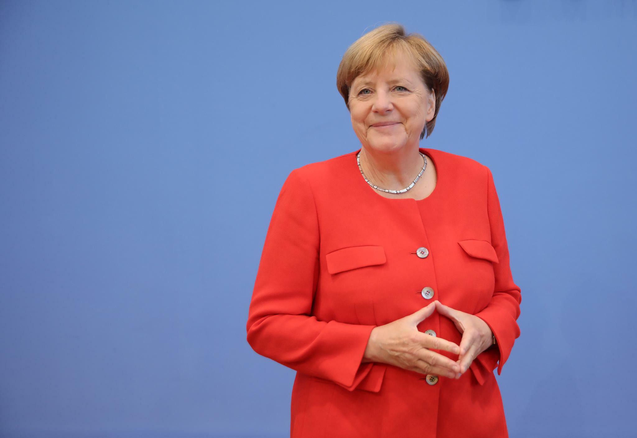 Белокурая девочка с куклой в коляске: в Сети показали архивное фото с Ангелой Меркель