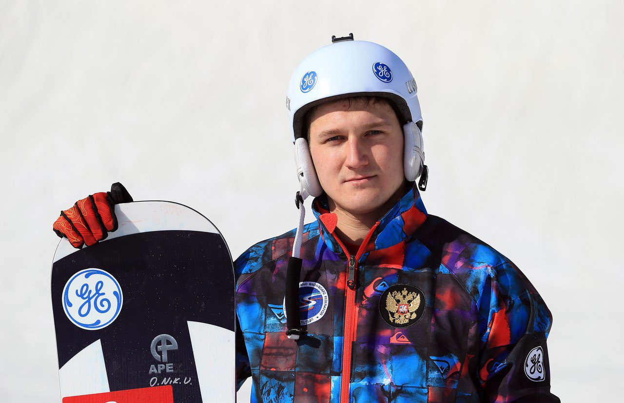 Новый удар для РФ на Олимпиаде: прославленный российский сноубордист Олюнин упал во время соревнований и прекратил борьбу за медали - кадры
