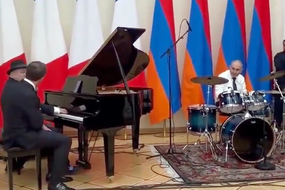 Появилось видео, как Макрон поет, а Пашинян играет на барабанах в Армении