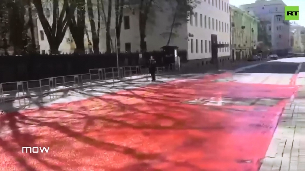 В Москве залили "кровью" тротуар у посольства Украины, видео
