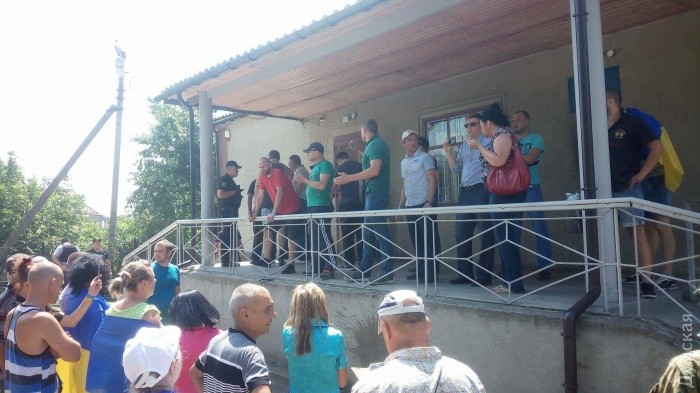 В Одесской области активисты забросали здание суда коктейлями Молотова - кадры
