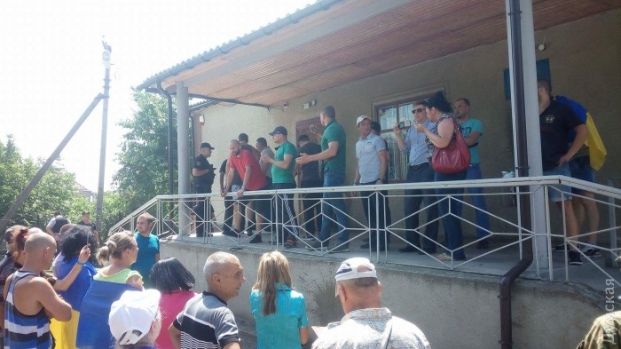 В Одесской области активисты забросали здание суда коктейлями Молотова - кадры