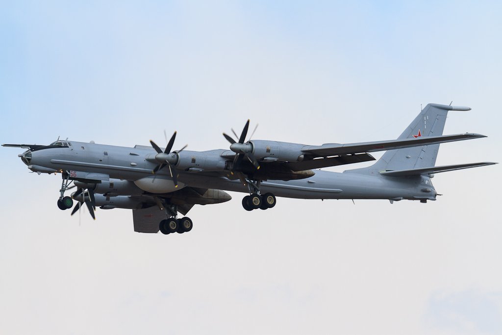Россия подняла боевую авиацию над Донбассом: видео российского бомбардировщика "ТУ-142" поразило Сеть
