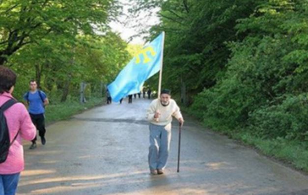 Фото дня из Крыма запомните на всю жизнь: пожилой крымский татарин гордо несет свой флаг назло оккупантам