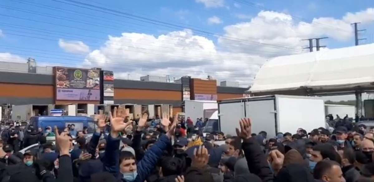 Сотни мигрантов устроили бунт на крупнейшем рынке Москвы: начались столкновения с полицией, ситуация накалена