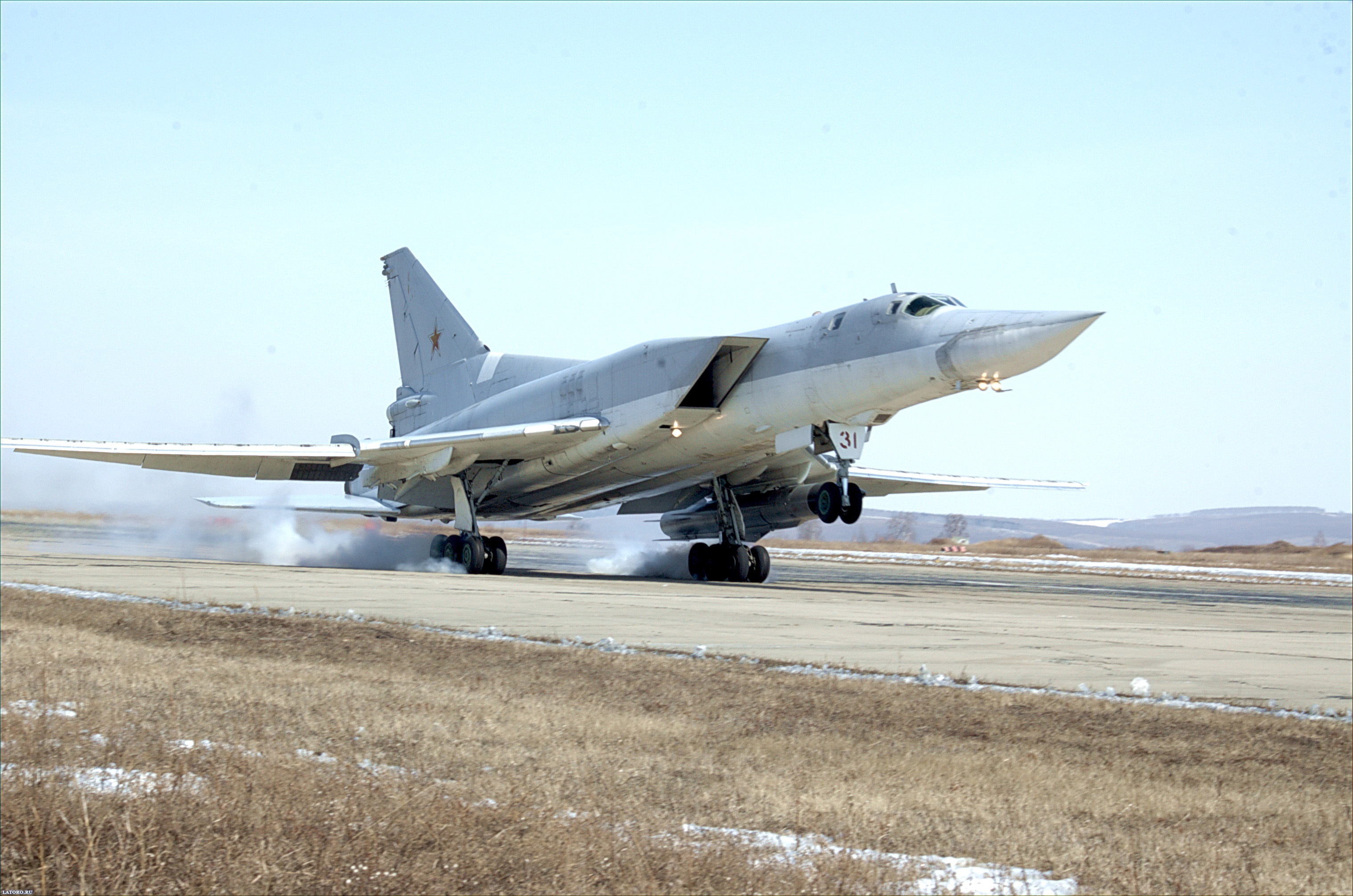 Крушение Ту-22М3: Бомбардировщик разломился пополам и лежит на ВПП, третий пилот умер в больнице