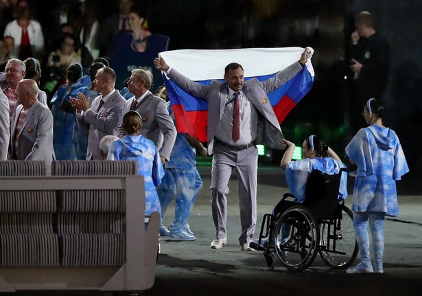 Политический скандал на Паралимпиаде: белорус вышел на церемонию открытия с флагом РФ (кадры)
