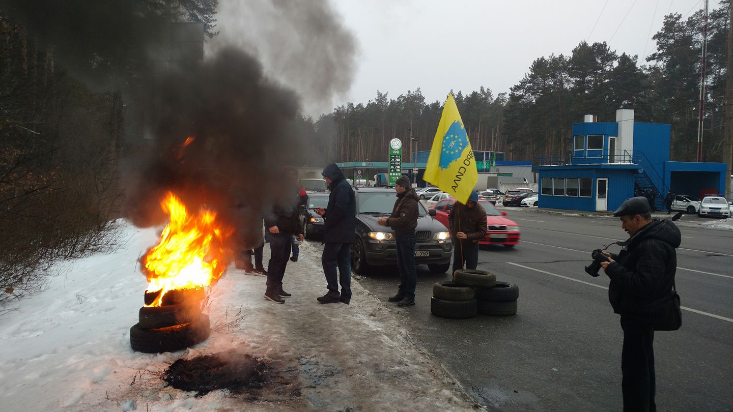 Горящие шины и заблокированные трассы: водители машин с иностранной регистрацией устроили масштабную акцию протеста под Киевом