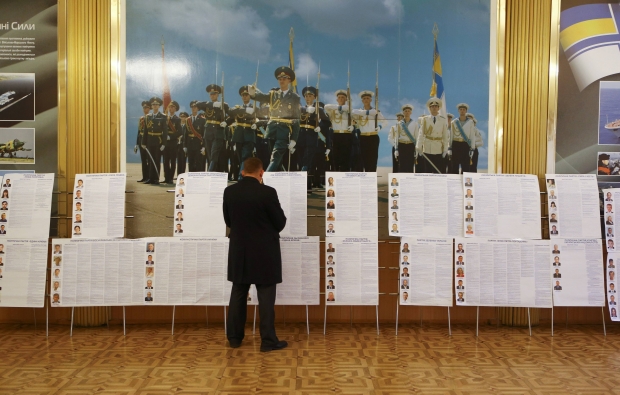 Международный экзит-пол: "Блок Петра Порошенко" и "Народный Фронт" лидируют в выборах в Раду