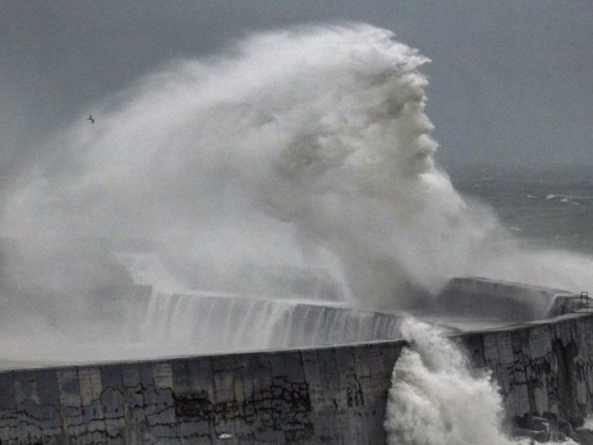 "Бог морей" попался фотографу: во время шторма в Великобритании сделали необычный снимок