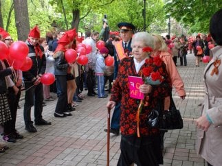 Донецкие школьники поздравили ветеранов в красных пилотках и галстуках 