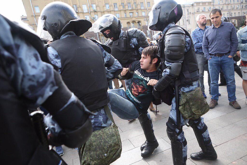 В Москве митингующие спасаются бегством от полицейских Путина: силовики устроили террор и не щадят никого - видео
