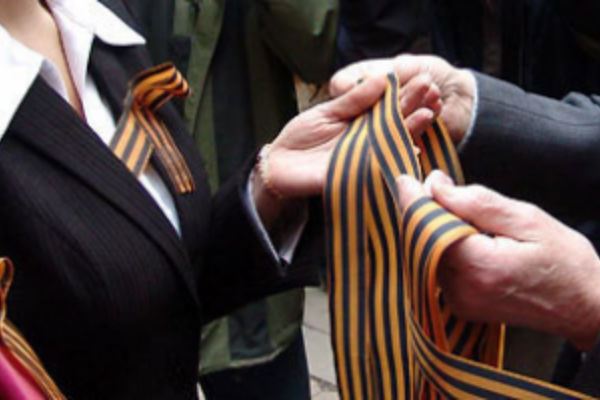 Бесплатные георгиевские ленточки раздают в Пекине