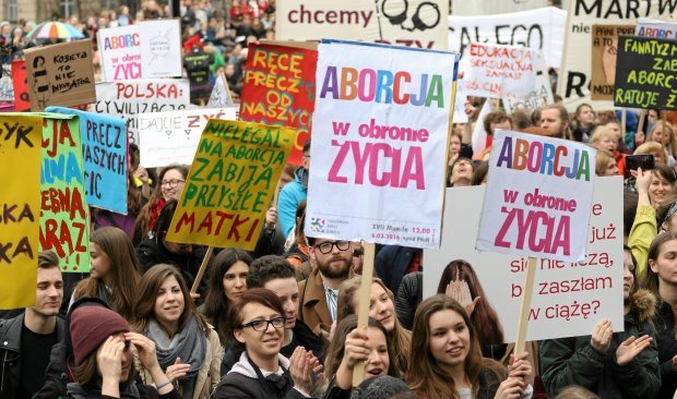 И без того жесткие права на прерывание беременности в Польше, "урезали" до практического запрета 