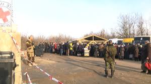 На КПП Станица Луганская области умер "пенсионный турист": люди жалуются на нечеловеческие условия