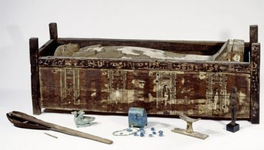 ​Ученые раскрыли тайну черного саркофага трех мумий из Египта