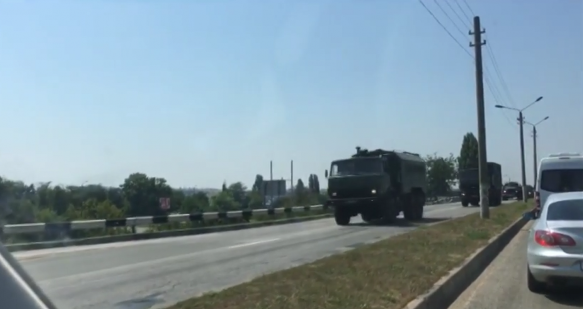 Масштабное передвижение российской армии в Крыму: очевидцы засняли колонну ракетных комплексов и бронетехники 