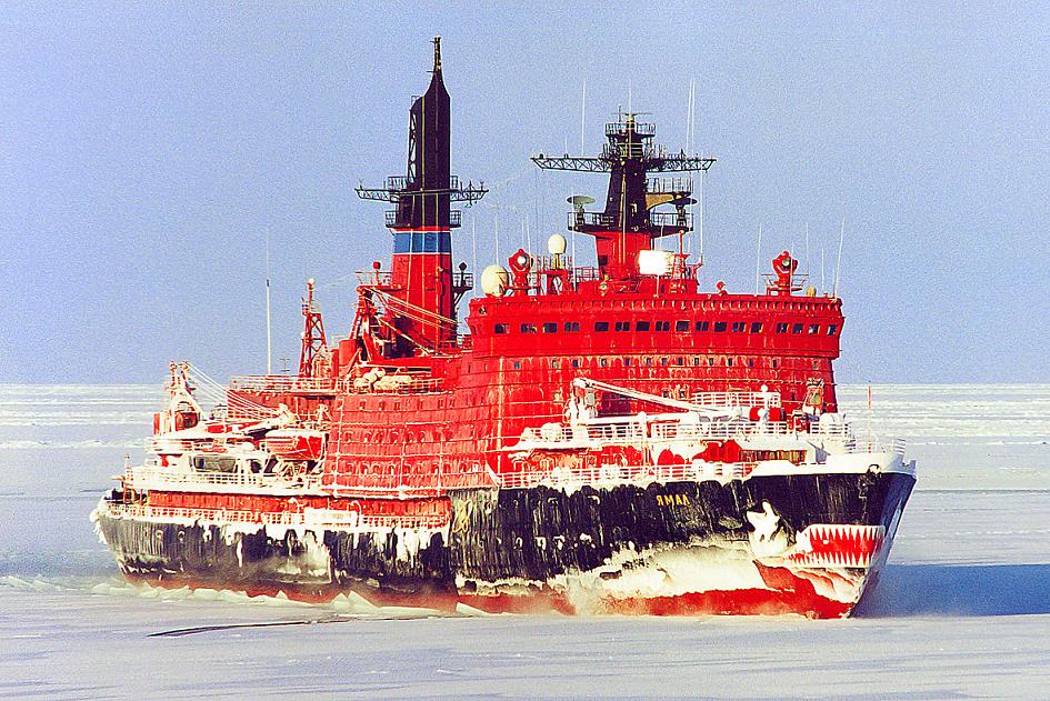 В Арктике застряли корабли с важным грузом для Минобороны РФ