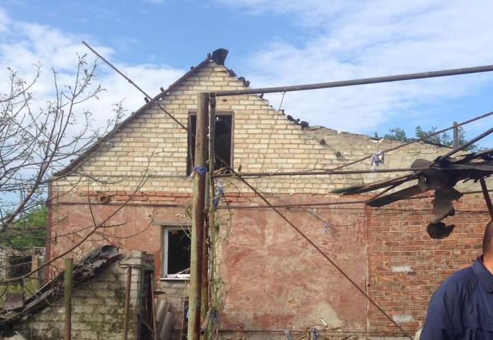 Варварские артобстрелы мирных жителей сепаратистами "ДНР": опубликованы фото чудовищных разрушений домов в Марьинке