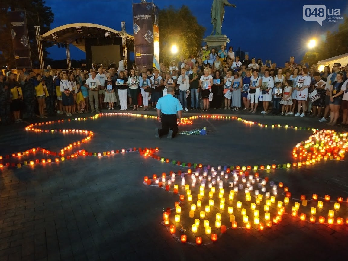 В Одессе россиянин стал на колени перед родными погибших на Донбассе: житель Москвы попросил прощение за РФ - видео