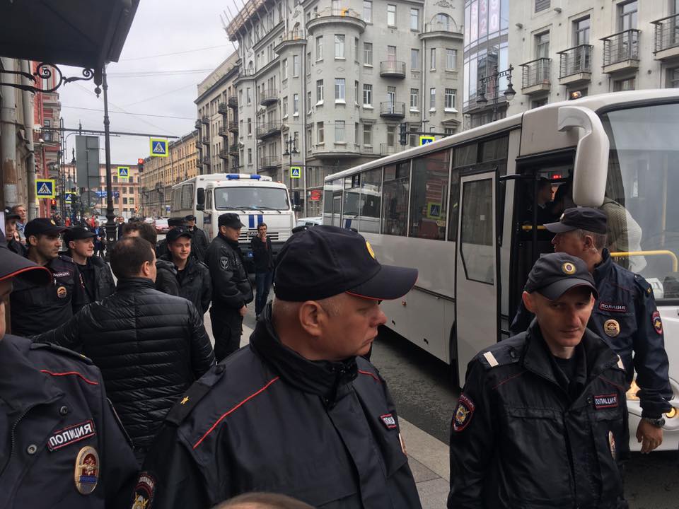 Во время протестных акций в Петербурге задержали 12-летнюю девочку