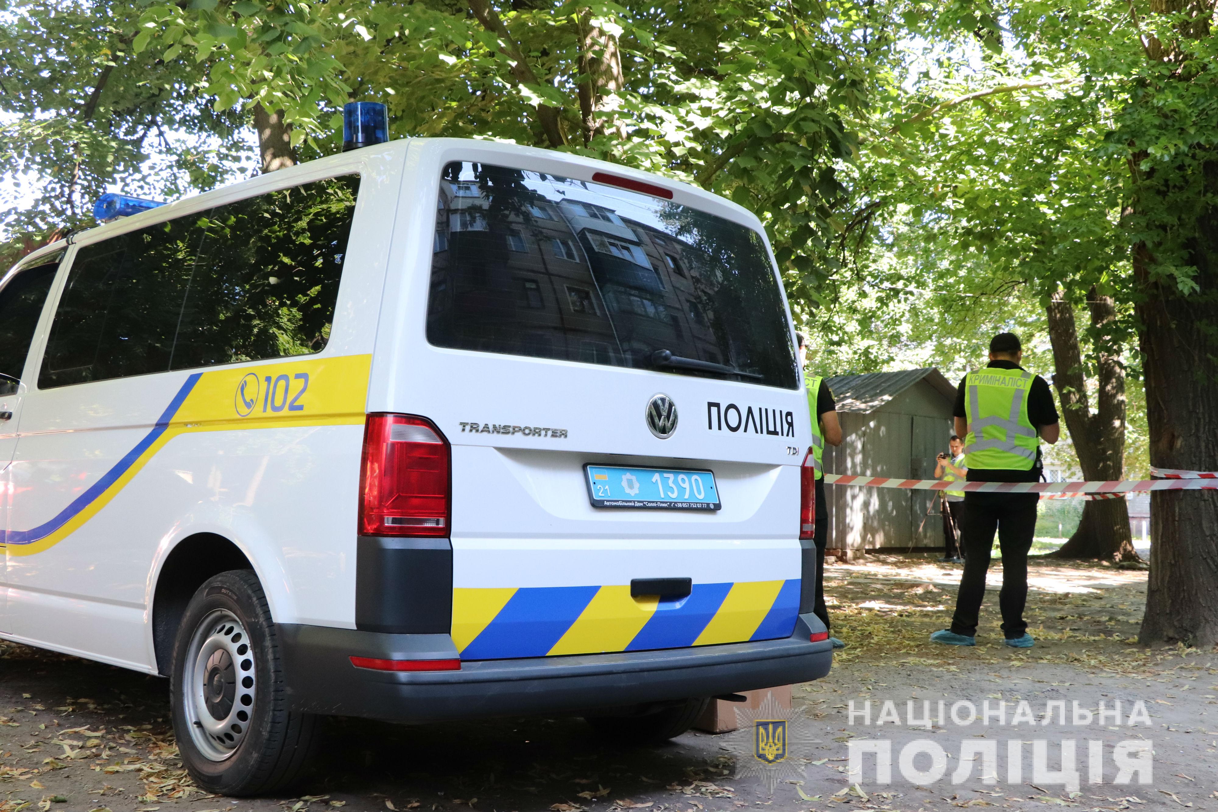 В Харькове женщина нашла на улице тело, завернутое в ковер: в полиции рассказали, кто выкинул погибшего