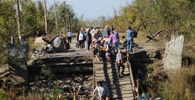 Станица Луганская содрогнулась от мощного взрыва - большой обломок прилетел в толпу, население в панике