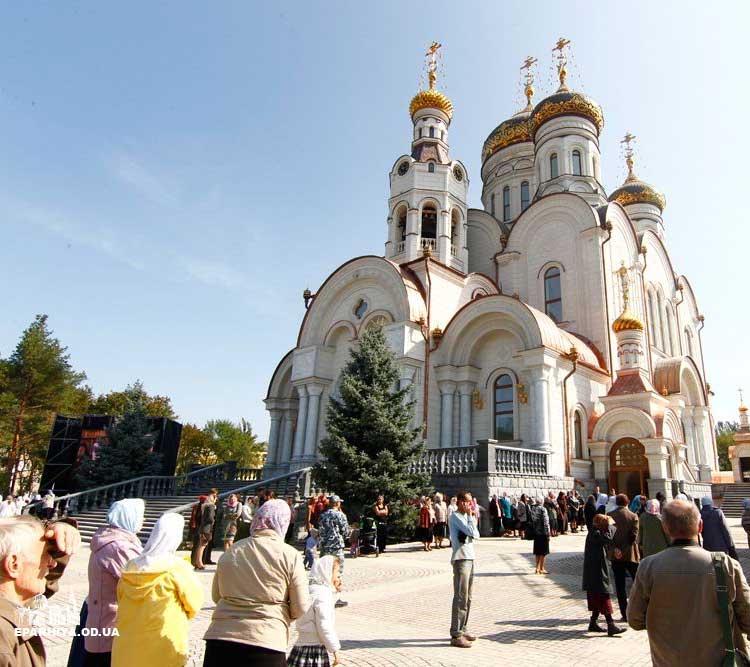 В Горловке снаряд попал в кафедральный собор