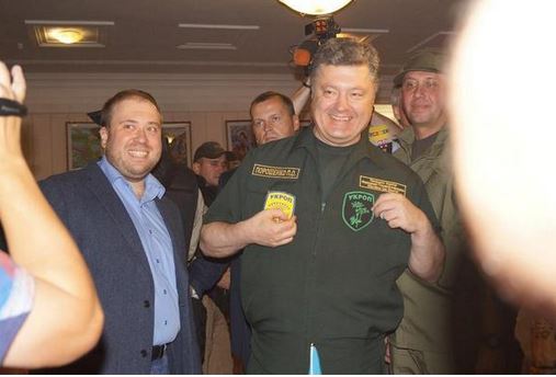 Петр Порошенко в Мариуполе примерил нашивки "Укроп"