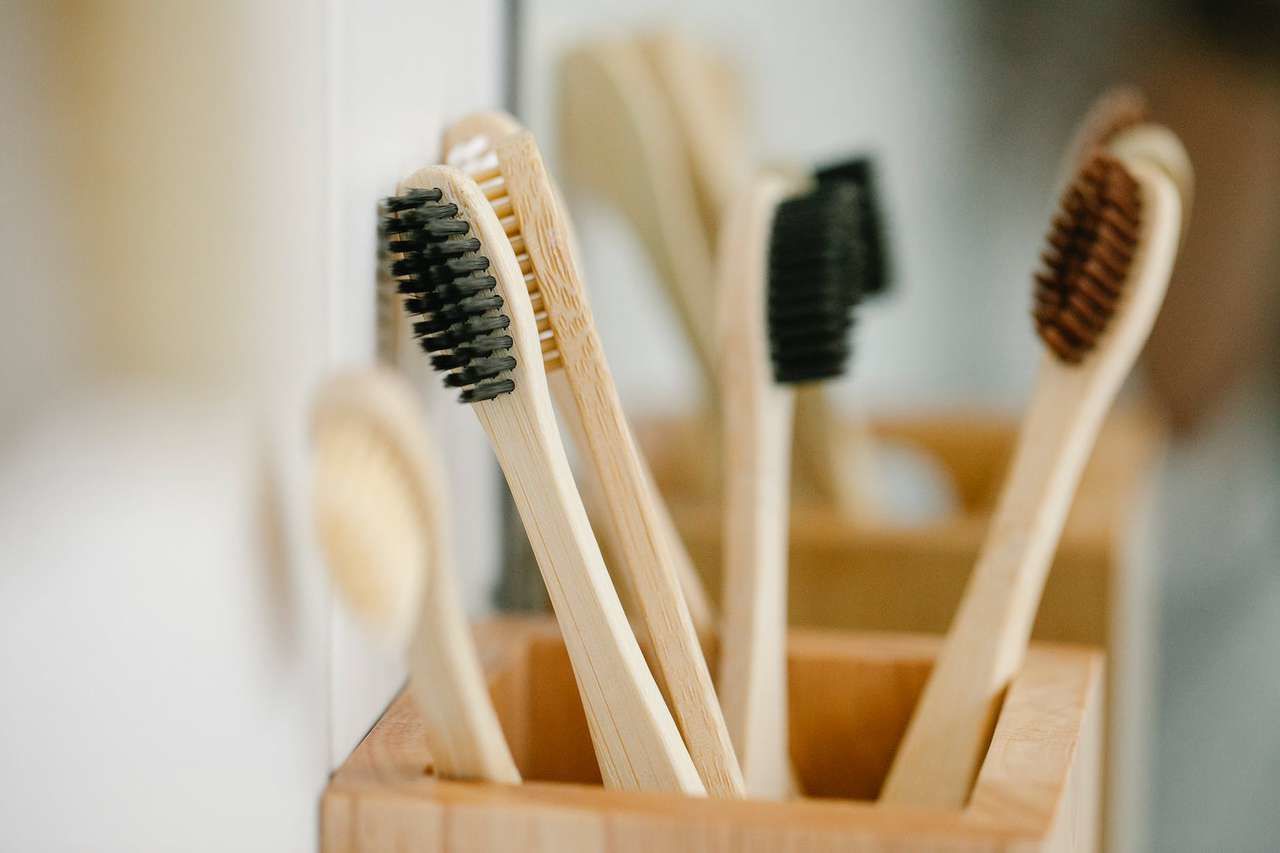 Совет стоматолога: почему зубную щетку лучше лучше убрать из ванной комнаты