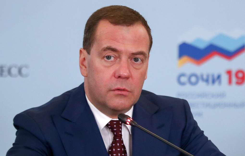 Медведев признал влияние "адских" санкций Запада на экономику России