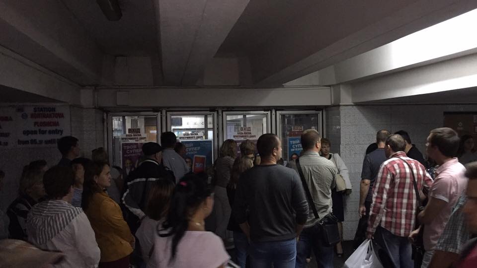 В Киеве загорелся подземный поезд: в столичном метрополитене сообщили о задымлении на станции "Контрактовая площадь"