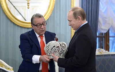 Хазанов потроллил Путина и преподнес ему в подарок императорскую корону 