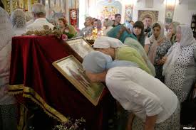 В Одессе прихожане не пускают в храм священника РПЦ, который унес из церкви ценные иконы