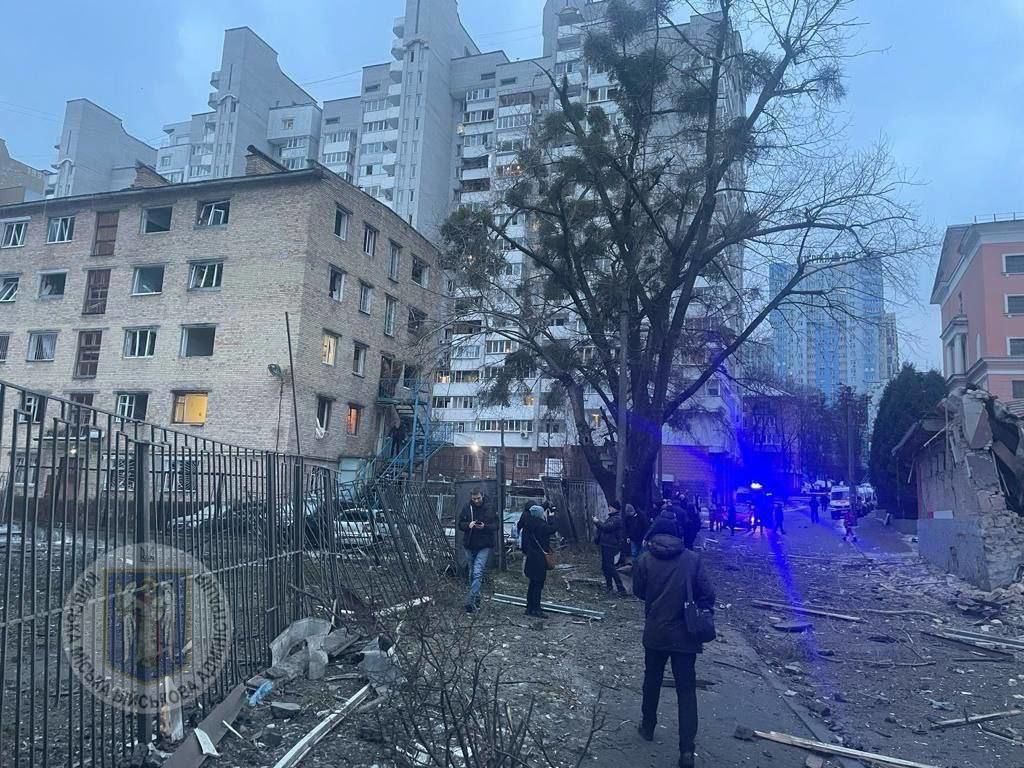 ​Один погибший: в Киеве от ракетного удара пострадало сразу три района – первые кадры последствий