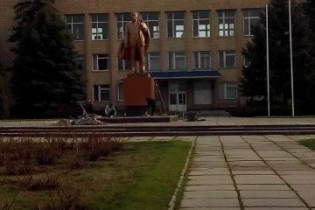 В Новоазовске повредили подготовленный к открытию памятник Ленину