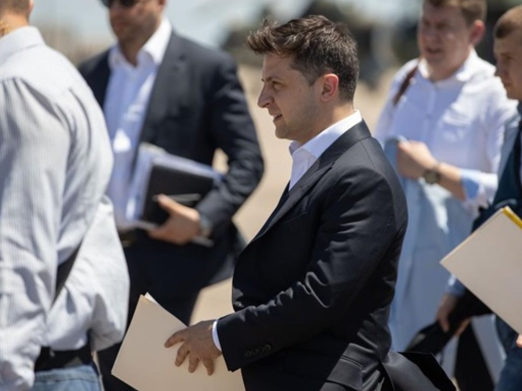 Зеленский продолжает раздавать должности: трудоустроил Арахамию и художника Лероса