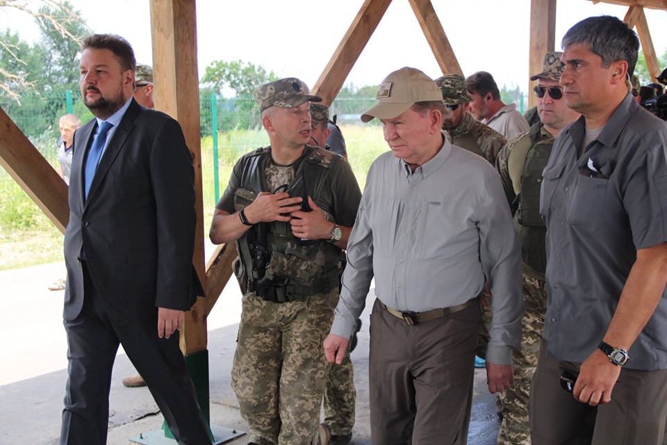 ​Беседа Кучмы с представителем ОБСЕ у Станицы Луганской обеспокоила журналистов: "Гарантий нет, вообще"
