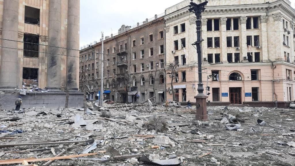 Российские оккупанты ударили ракетой по площади Свободы в Харькове, разрушив ОГА, – видео взрыва
