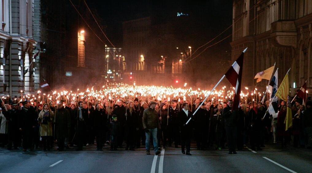40 тысяч латышей вышли на Марш против агрессии: на улицах Риги националисты отпраздновали День независимости от России факельным шествием - кадры