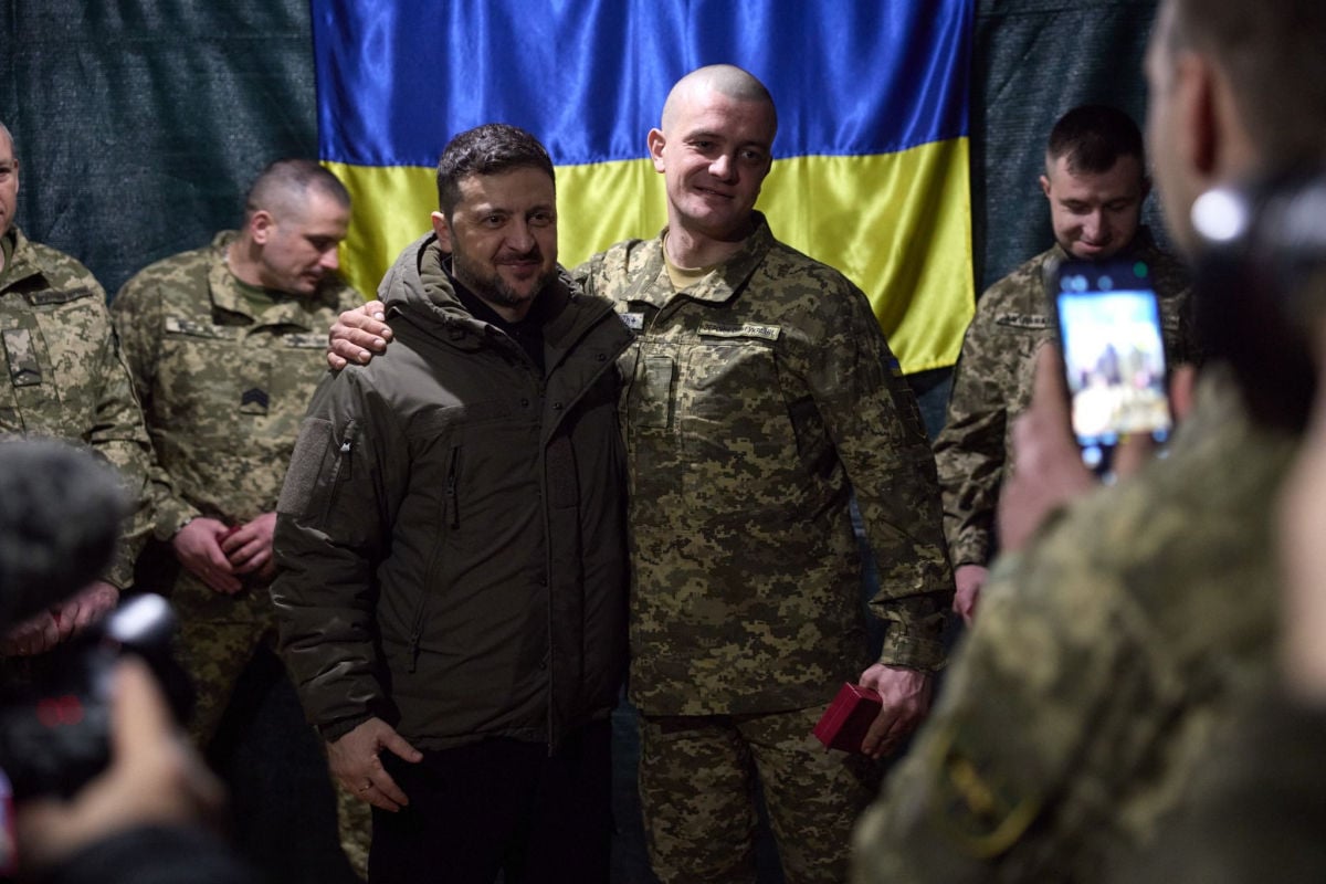 Менее 20 километров до фронта: Зеленский приехал на Донбасс