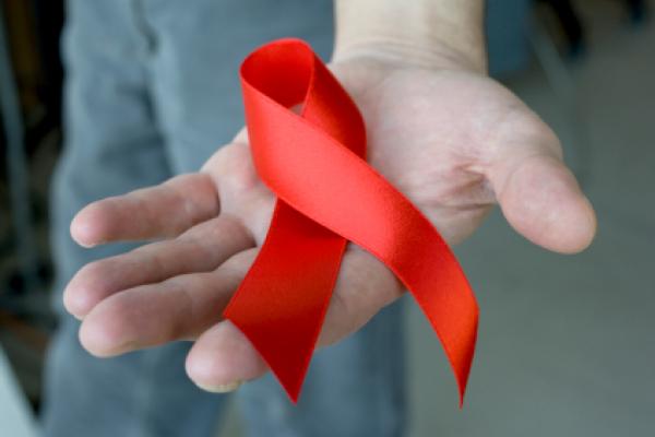 Впервые за 20 лет эпидемии приостановлен рост смертности: с чем Украина встречает Всемирный день борьбы со СПИДом