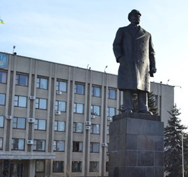 В Славянске попытка снести памятник Ленину оказалась неудачной