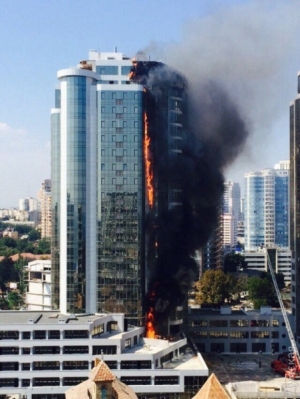 Видео пожара в Одессе: горит 22-этажный жилой комплекс, спасатели не в силах потушить огонь