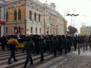 Протестующие в Харькове закидали здание консульства России петардами