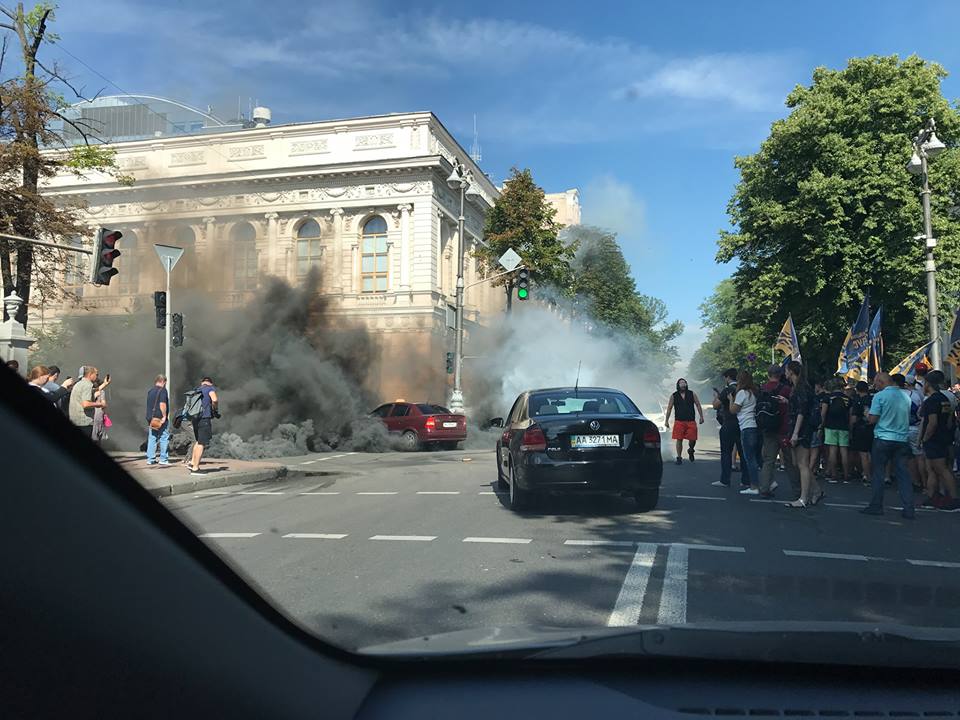 ​Бочки, файеры и дымовые шашки: в Киеве под Радой тысячи митингующих требуют снятия неприкосновенности с нардепов - кадры