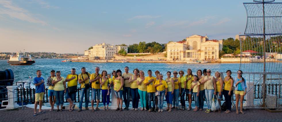 В Сети разгорелся скандал из-за фото украинцев в Севастополе: Facebook удалил фотографию патриотов в одежде цветов флага Украины - названа причина