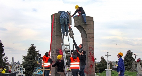 ​Польские националисты разобрали памятник воинам УПА в селе Грушовичи как "нелегально установленный": опубликовано фото