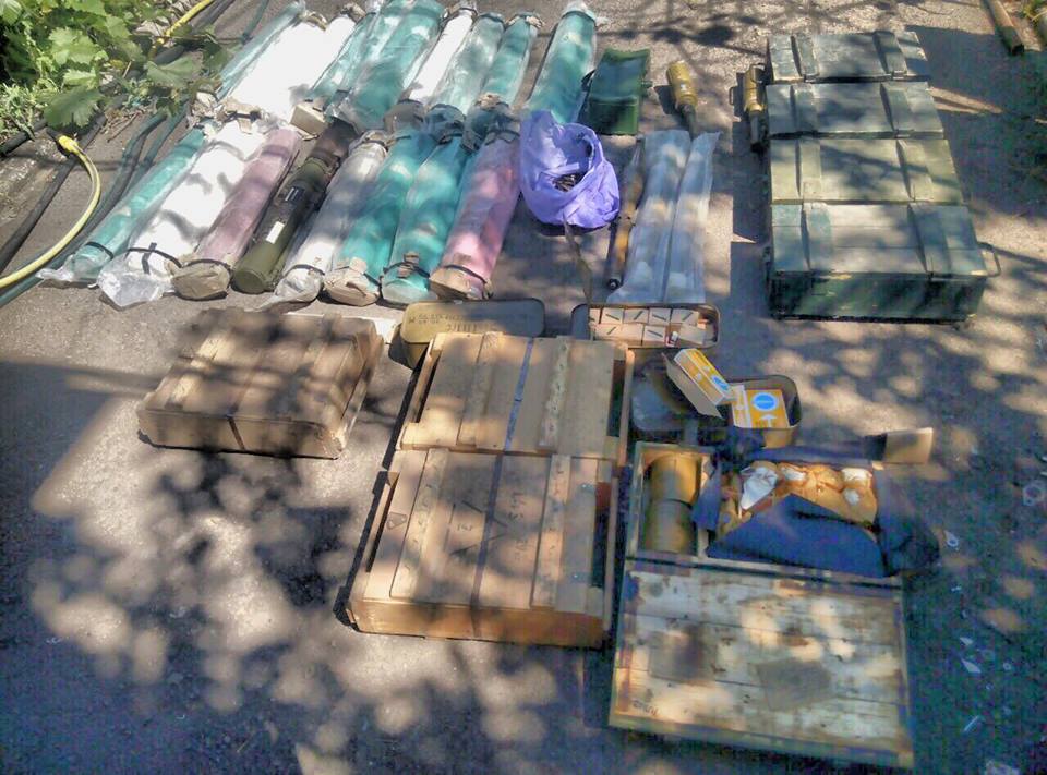 На даче под Донецком правоохранители обнаружили целый склад оружия